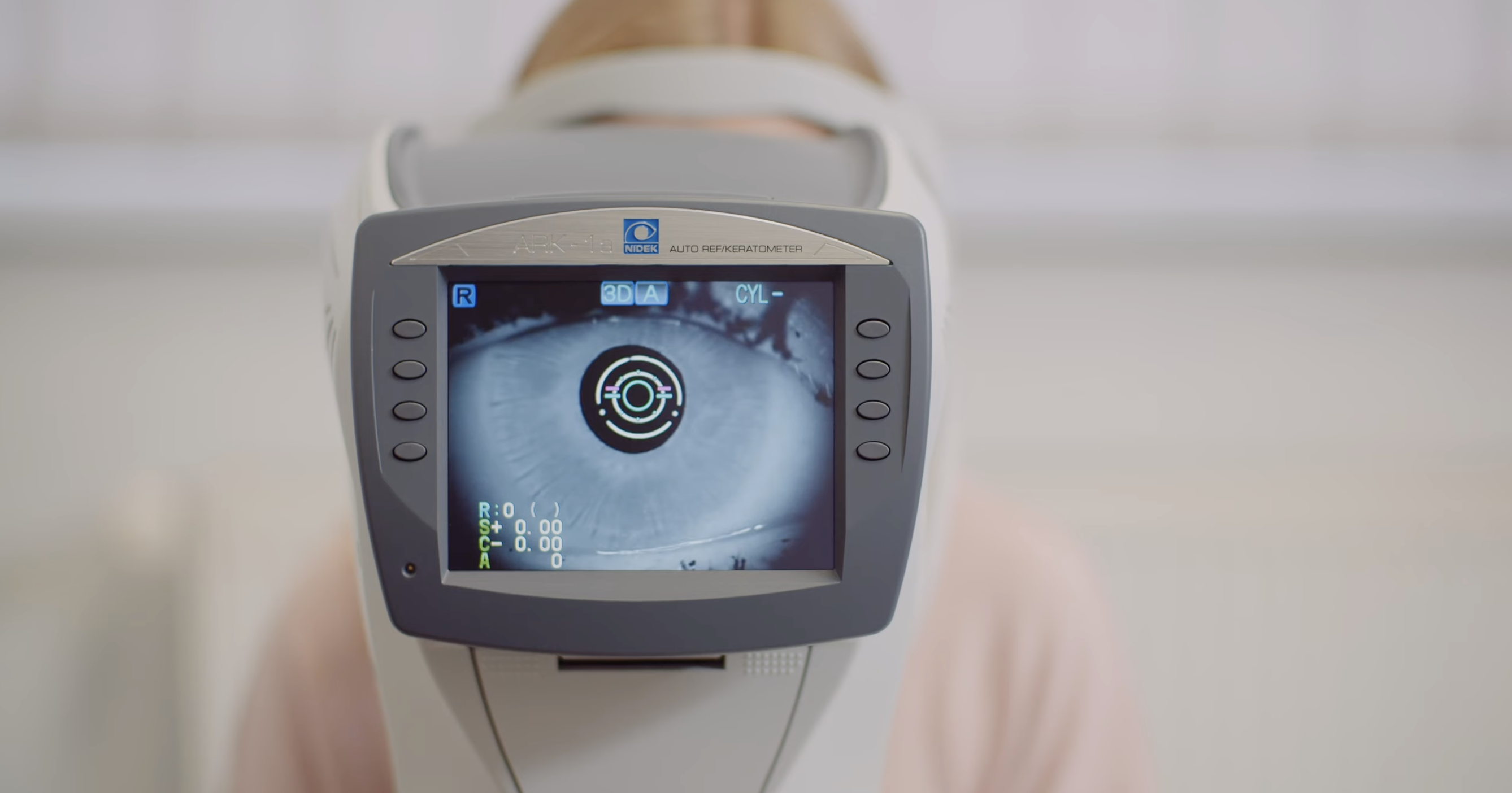 Badanie wzroku — urządzenie diagnostyczne Nidek, proOptyk Szczecin