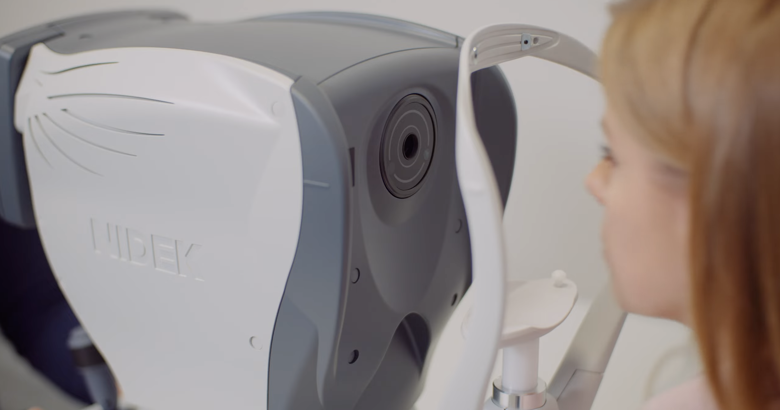 Badanie wzroku dziecka — autorefraktometr Nidek, proOptyk Szczecin