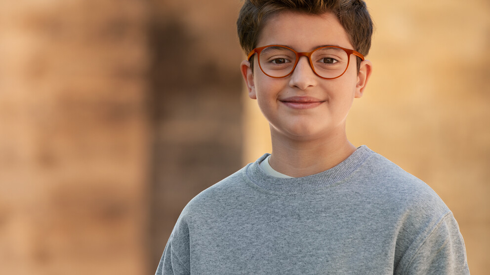 Chłopiec z soczewkami HOYA MiYoSMART